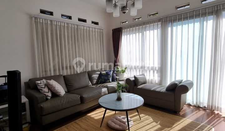 Rumah Terawat Kawasan Sejuk Ada Halaman Belakang di Taman Kopo Indah 3