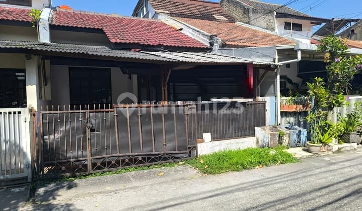 Rumah Nyaman & Terawat, Siap Huni di Taman Holis Indah 1