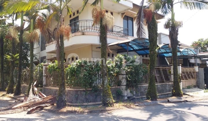 Rumah Hook Area Tenang Super Nyaman di Taman Holis Indah 1