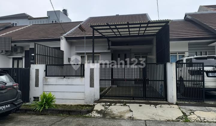 Rumah Bonus AC, Water Heater dan Kitchen Set di Taman Holis Indah 2