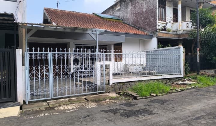 Rumah Dekat Pusat Perbelanjaan dan Akses Tol di Sumber Sari