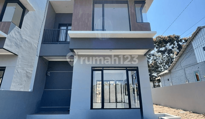 Rumah Baru Hoek Dalam Komplek Dekat Setra Duta, Sarijadi Bandung