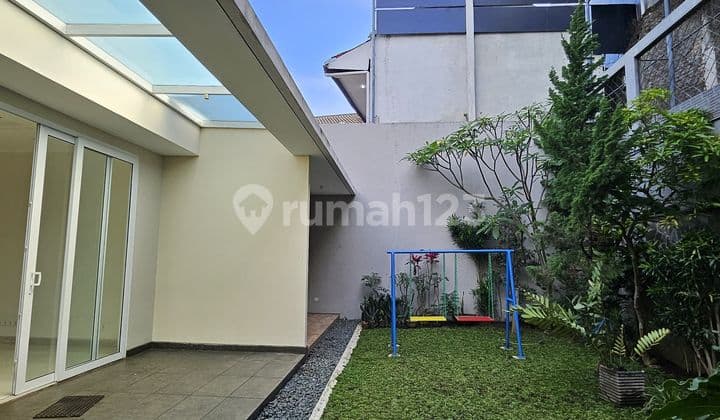 Rumah Mewah, Ada Taman Bermain di Setramurni Bandung