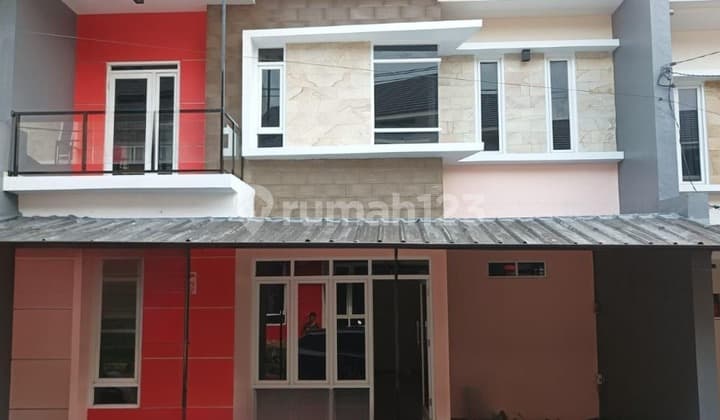 Jual Rumah Siap Huni 2 Lantai Dalam Komplek, Full Renovasi di Sariwangi