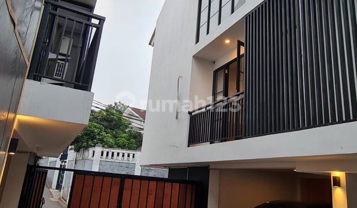 Rumah, 3 Lantai, SHM, di Wijaya Timur Jakarta Selatan