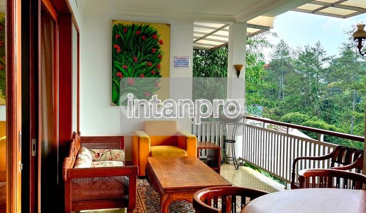 Rumah Kolam Renang Geger Kalong