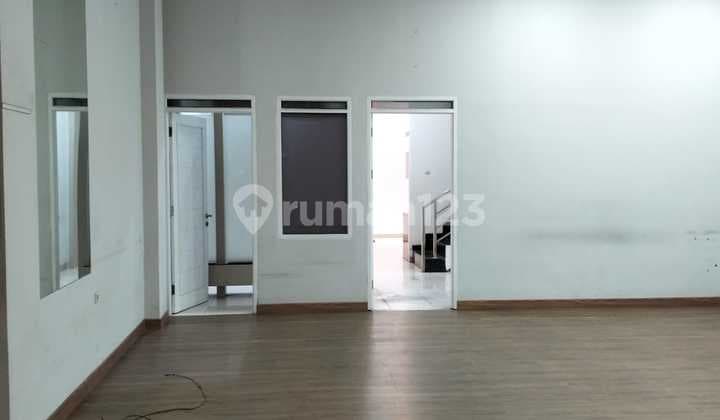 For Rent: Strategic Commercial Space with Ample Parking on Sukajadi Main Road.