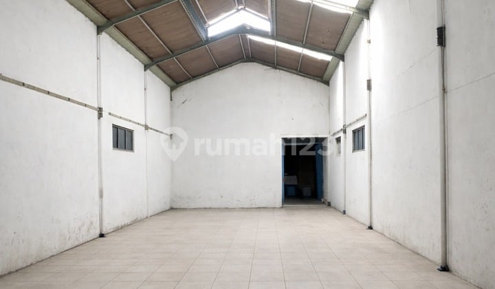 Gudang Strategis Jalan Utama di Sukamenak Bandung
