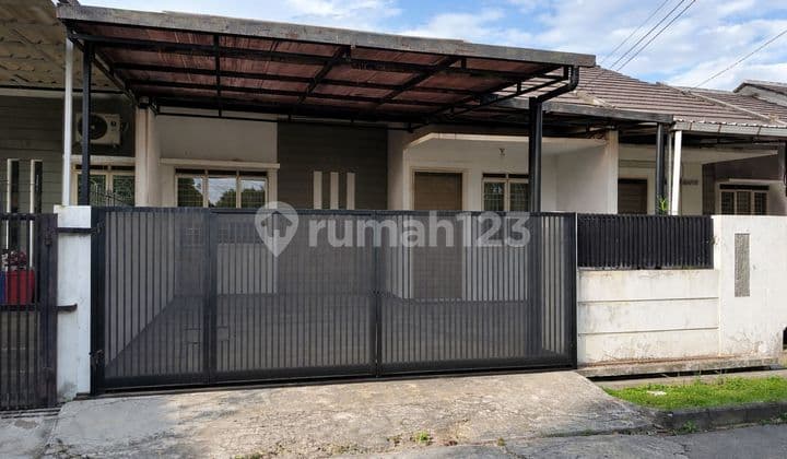 Well-Maintained Ready-to-Live House in Taman Holis Indah 2