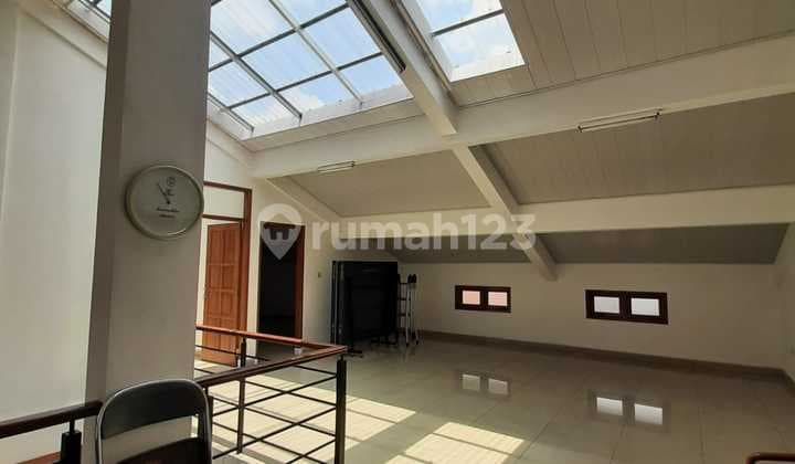 Rumah 3 Lantai Bangunan Modern di Pusat Kota Bandung