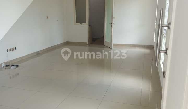For Rent 2-Story Hook House Golf Lake West Jakarta