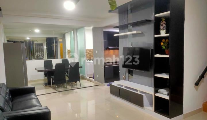DISEWA RUMAH 2 LANTAI FURNISIH DI GREEN COURT JAKARTA BARAT