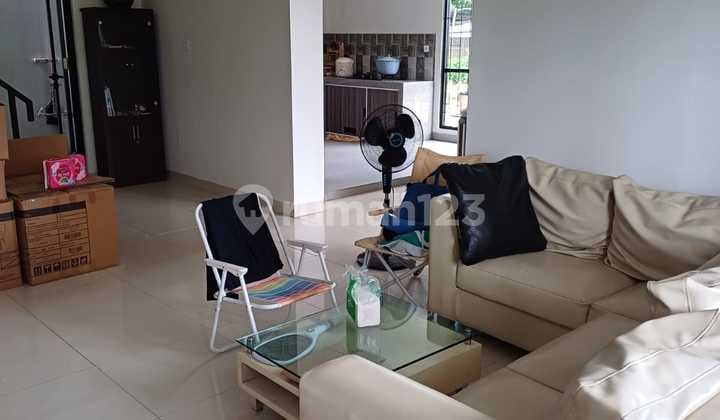 Di Sewakan Rumah 2 Lantai Semi Furnish di Royal Palm Blossom