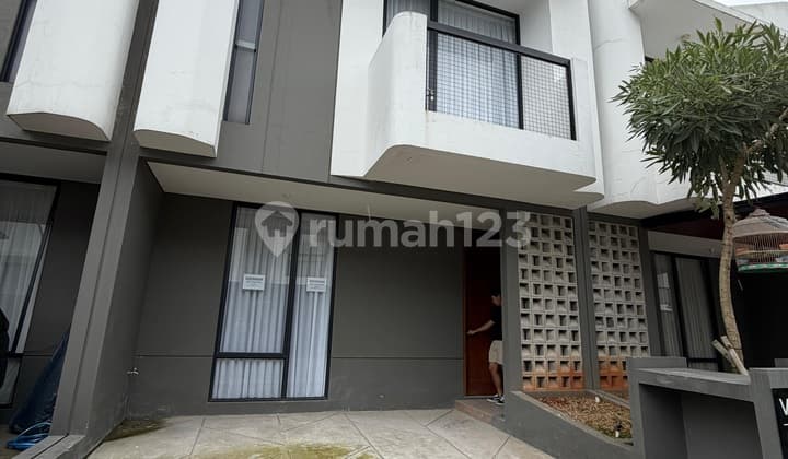 Rumah 2 Lantai Deket Mall Aeon BSD City Disewa