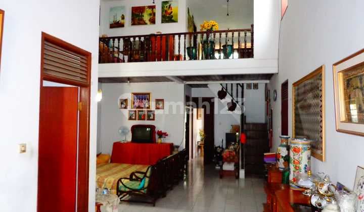 The house is located in an exclusive, safe, and green complex in Batununggal.