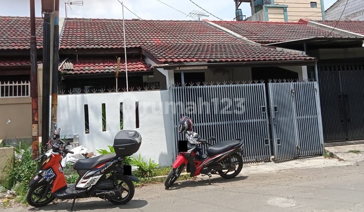 Rumah Strategis Dekat Pusat Perbelanjaan di Taman Kopo Indah 2