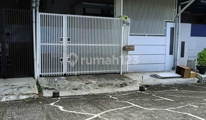 Favorite Residence! 3 Bedrooms, 2 Car Access & Strategic Location