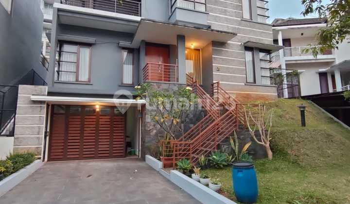 Rumah Mewah 3 Lantai Pemandangan Asri dan Sejuk di Dago