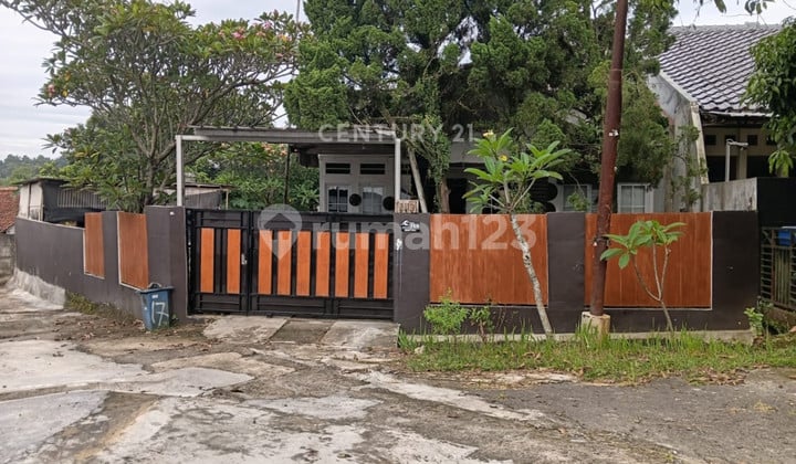 Rumah Strategis di Perumahan Acropolis Sukahati Cibinong Bogor