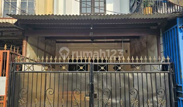 Rumah 2 Lantai, Rapi Siap Huni di Taman Palem Jakarta Barat