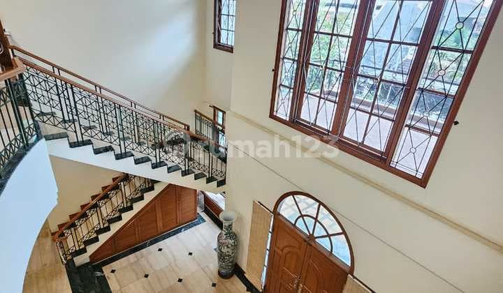 Rumah Mewah di Kawasan Elite Taman Kedoya Baru Jakarta Barat, Furnished