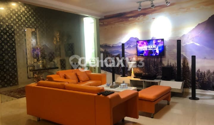 Rumah Mewah Manyar Kartika. Ada Kolam Renang.