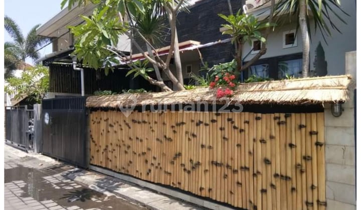 Here is the translation to English:
"Full Furnished House Near Kuta and Airport"