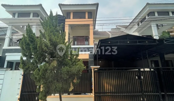 Minimalist Beautiful House in Villa Galaxy