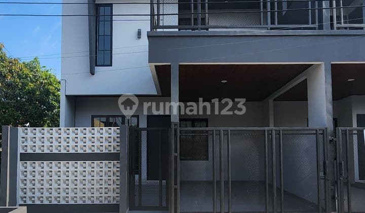 Dijual Rumah Cakep Bulevar Hijau, Baru Jadi Tinggal Isi Perabot