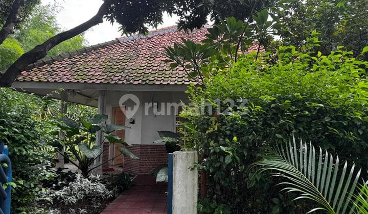 Rumah dengan Tanah yang Luas di Joglo Jakbar Wt-17756