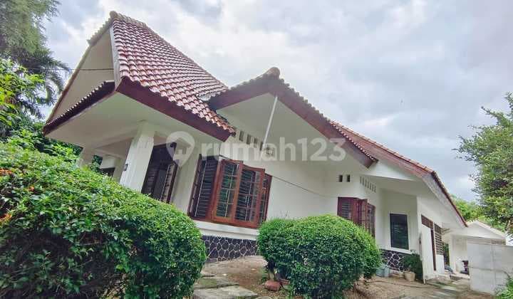 House in Menteng Central Jakarta LR-7405