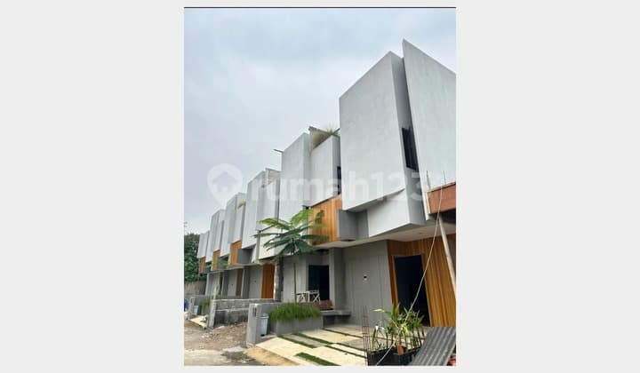 Brand New House Strategic Location near DR-17452 Station