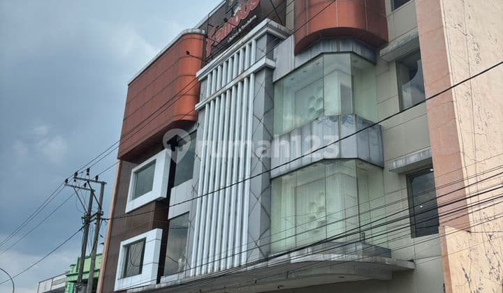 GEDUNG 5 LANTAI DI RAYA PALUR SUKOHARJO