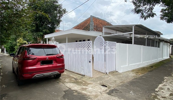Rumah Hoek, 250M2, Baru Renovasi, Lokasi Sempur Dekat Istana Bogor, Siap Huni