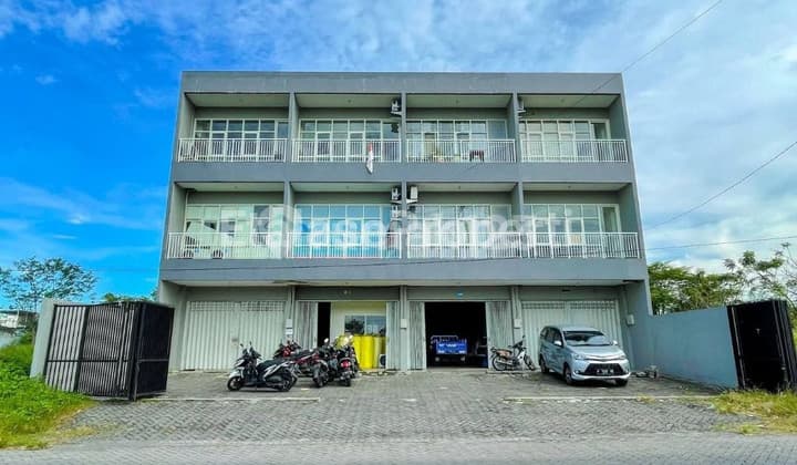 Sewa Ruko 3 Lantai di Main Road Dian Istana