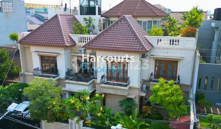 Di Jual Rumah Klasik Tropis Area Slipi Nih Bossque , Sudah Ada Ruangan Untuk Studio Musik Dan Ruangan Kantornya Loh Yuukk Jajan Property Lagi Untuk Industri Musikmu