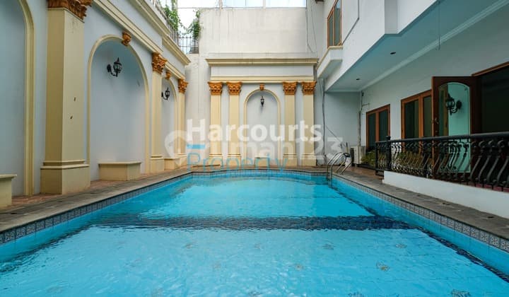 For Sale: Nice House in Strategic Location, Kebayoran Baru Darmawnagsa Area, Rare Opportunity! Come Check It Out and Wrap It Up as a Gift for Your Family!!