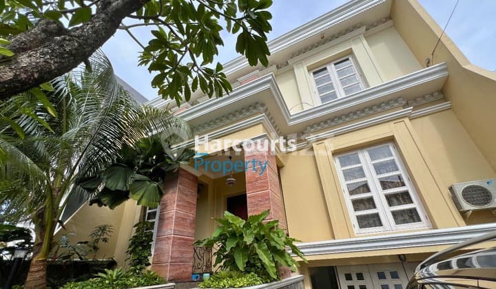 For Sale Classic House in Kebayoran Baru Complex Area, Check This Out BossQue in Gandaria Here !!