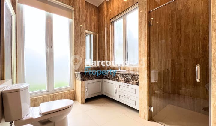 Dijual Rumah Bangunan 100 Baru Di Kemang , Luxury House , Taman Luas, Private Pool Besar, Taman Halaman Belakang Yg Luas.. Ada Area Drop Of Di Depan Rumah Loh Bestie , Yuukk Buruan Survei Terus Bungkus Yuukk