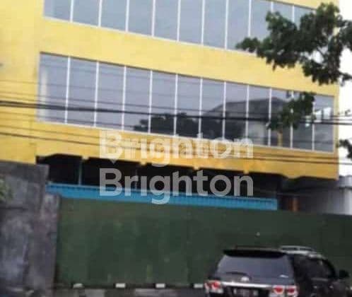 Gedung 3 LT Pusat Bisnis di Daerah Kedungdoro Surabaya
