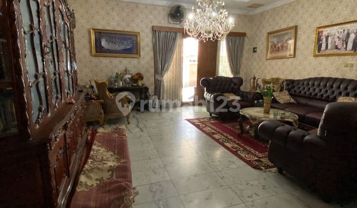 Nice House, Strategic Location, Suitable for Boarding House in the Center of Kebayoran Baru, South Jakarta.