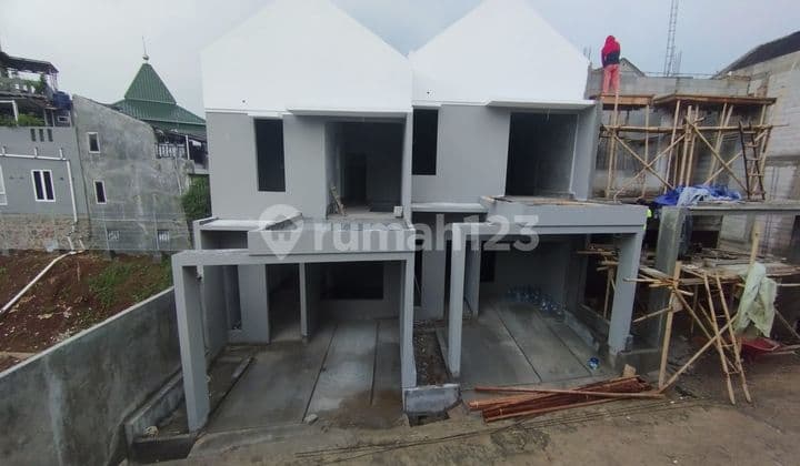 Rumah 2 lantai dalam cluster pinggir jalan utama di lalui angkot termurah di Cilangkap jakarta timur