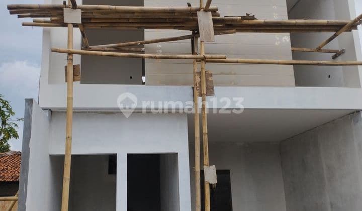 Rumah dua lantai dalam cluster akses dua mobil pinggir jalan utama Cilangkap jakarta timur
