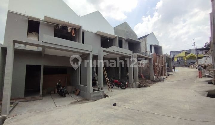 Rumah dua lantai dalam cluster murah di Munjul Jakarta timur