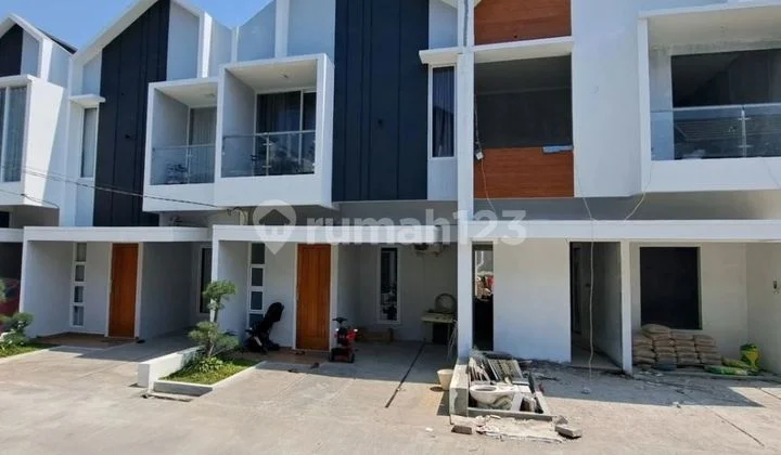 Rumah Dua Lantai Dalam Lingkungan Cluster Pinggir Jalan di Lalui Angkot Rumah Dua Lantai Dalam Lingkungan Cluster Pinggir Jalan di Lalui Angkot