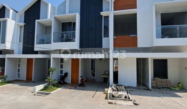Rumah Dua Lantai Dalam Lingkungan Cluster Pinggir Jalan di Lalui Angkot