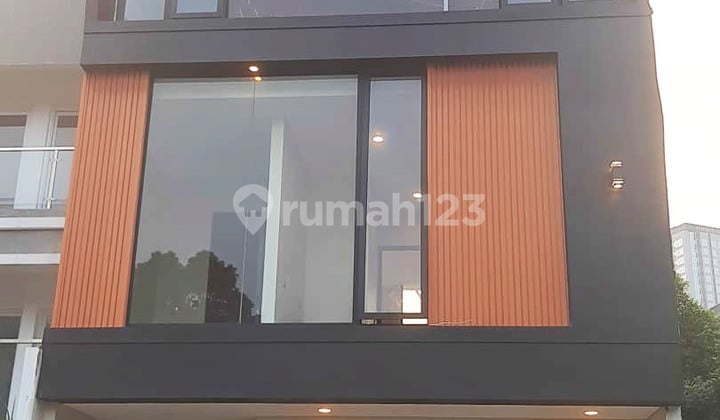 Rumah 3 Lantai Dengan Rooftop Dekat Citos