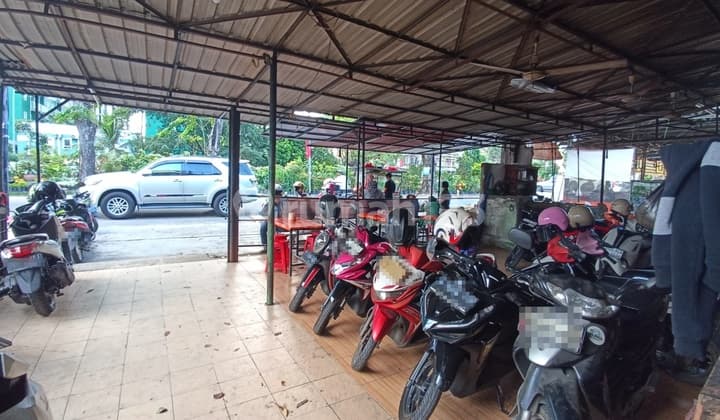 Tanah Dengan Bangunan Tidak Terawat di Pusat Kota Bekasi