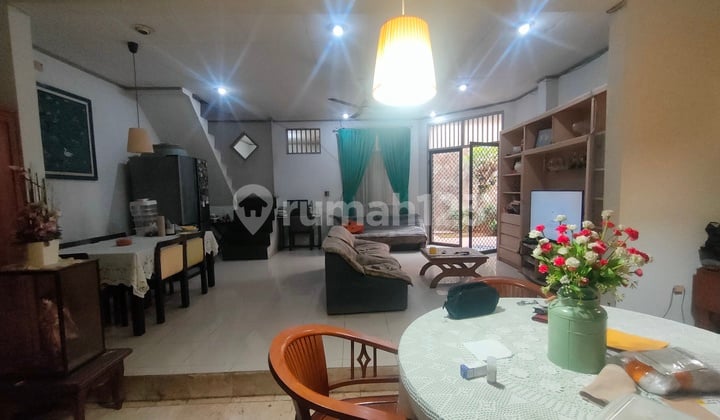 Kemang Pratama Rumah Besar Sekaligus Bisa Usaha Kantor
