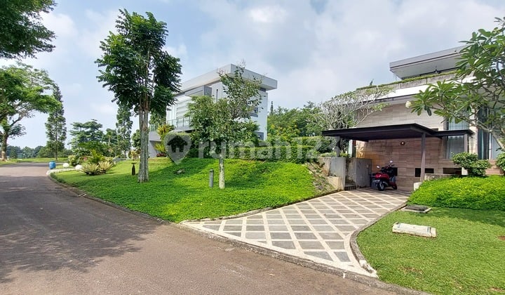 Villa with a cool mountain and golf view in the exclusive Rancamaya area.